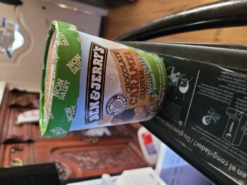 Reseña del consumidor - Seguridad alimentaria Vons, Ventura Street, Fillmore, CA, USA Last night and this morning,  The Ben and Jerry's Dairy free... foto #2