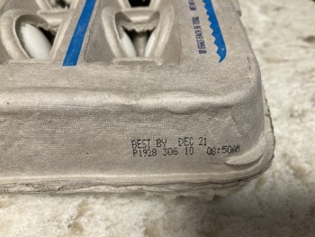 Verbraucherbewertung – Lebensmittelsicherheit BJ's Wholesale Club, Division Street, Derby, CT, USA This morning, after eating a Wellesley Farm egg... Foto #1