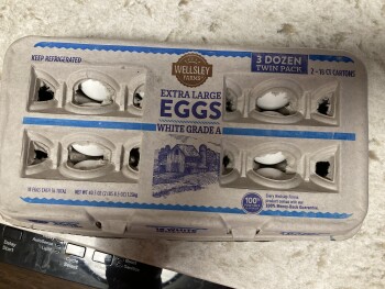 Verbraucherbewertung – Lebensmittelsicherheit BJ's Wholesale Club, Division Street, Derby, CT, USA This morning, after eating a Wellesley Farm egg... Foto #2