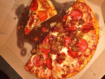 Verbraucherbewertung – Lebensmittelsicherheit Domino's Pizza, Winston Avenue, Covington, KY, USA A little bit ago, Undercooked doughy pizza Me and... Foto #2