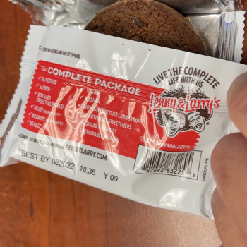 消费者食品安全报告 Lenny & Larry's, Arminta Street, Panorama City, CA, USA Found a live maggot and webbing within a bra... 照片 #3