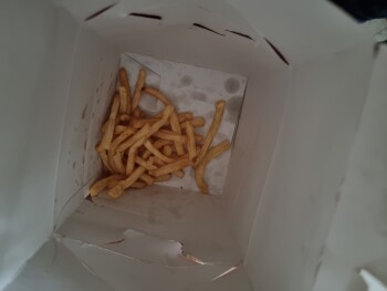 Avaliação do consumidor - Segurança alimentar McDonald's, Avenue de l'Yser, Auch, France On a commander un menu : deux happy meal neugette frite i... foto #3