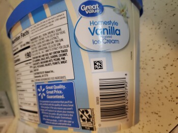 Reseña del consumidor - Seguridad alimentaria Walmart Supercenter, Wisconsin 64, Antigo, WI, USA Great value homestyle vanilla ice cream 3 people.... foto #2