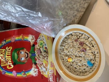 Consumer Review - Food Safety Lucky charms, GIANT, West Penn Avenue, Cleona, PA, USA For the past several months, my 8 year old da... photo #1