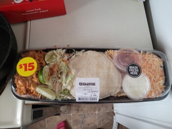 消费者评论 - 食品安全 Real Canadian Superstore, Westwinds Drive Northeast, Calgary, AB, Canada Possible ready to eat chick... 照片 #3
