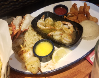 Avaliação do consumidor - Segurança alimentar Red Lobster, 171 Street Northwest, Edmonton, AB, Canada My husband and my girls had the cheese burge... foto #4