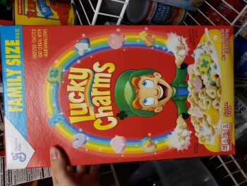 Verbraucherbewertung – Lebensmittelsicherheit Lucky Charms - Meijer, West Pike Plaza Road, Indianapolis, IN, USA Bought a box of Lucky Charms at t... Foto #3