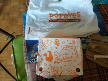 Avaliação do consumidor - Segurança alimentar Popeyes Louisiana Kitchen, Queen Street East, Brampton, ON, Canada Bought 2 can dine on Sat evening... foto #2