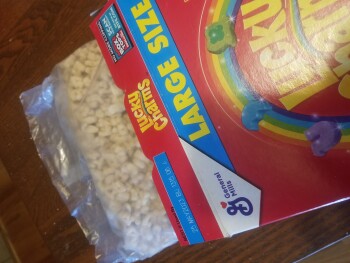 Verbraucherbewertung – Lebensmittelsicherheit Lucky Charms, Kroger, Rio Hill Center, Charlottesville, VA, USA I bought a box of Lucky Charms from... Foto #4