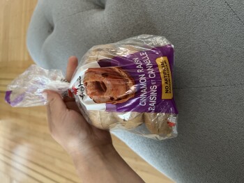 Reseña del consumidor - Seguridad alimentaria Safeway 4th & Vine, West 4th Avenue, Vancouver, BC, Canada Yesterday and today,  Cinnamon raisin bag... foto #2