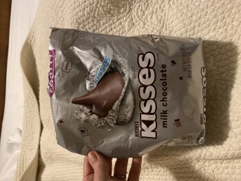 Verbraucherbewertung – Lebensmittelsicherheit Hersheys Kisses, Amazon, IL, USA Bought them on Amazon. Reported to Amazon. Never been so sick in my... Foto #2
