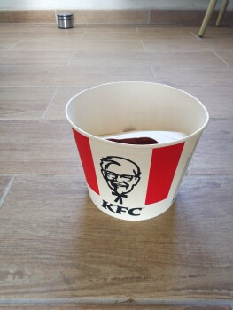 消费者评论 - 食品安全 KFC Avignon Mistral, Chemin de l'Herbe, Avignon, France Hier soir j'ai acheté un bucket de poulet à... 照片 #2