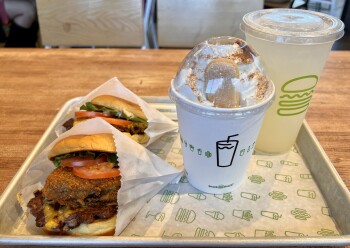 Verbraucherbewertung – Lebensmittelsicherheit Shake Shack Stanford Shopping Center, El Camino Real, Palo Alto, CA, USA - My wife and I both get di... Foto #2