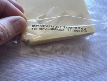消费者食品安全报告 Safeway, East Avenue, Chico, California, USA Found plastic in my Field Roast Smoked Chao Cheese fres... 照片 #2