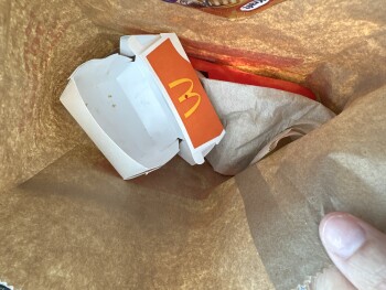 Verbraucherbewertung – Lebensmittelsicherheit McDonald's, 7270 Rue Saint-Jacques, Montréal, Québec H4B 1W1, Canada Hier soir j’ai pris un trio 6 c... Foto #2