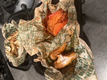 消费者评论 - 食品安全 Wingstop, Truman Street, San Fernando, CA, USA 5-14-2023 Original hot bone in wing 4 people of may f... 照片 #2
