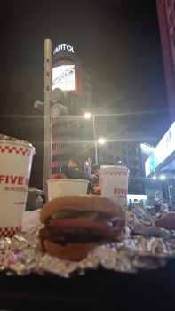 Consumer Review - Food Safety Five Guys - Gran Vía, Calle Gran Vía, Madrid, España Pedí una hamburguesa y patatas, he estado toda... photo #2