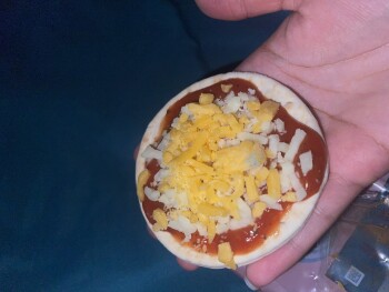 Avaliação do consumidor - Segurança alimentar Lunchables Cheese Pizza, Food Lion, Bridge Town Boulevard, New Bern, NC, USA I was eating a cheese p... foto #2