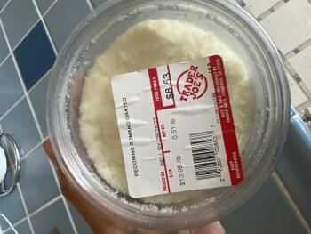 消费者评论 - 食品安全 Trader Joe's, Admiralty Way, Marina del Rey, CA, USA grated pecorino romano cheese. first time i ate... 照片 #2