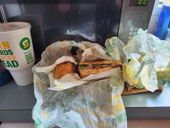 消费者评论 - 食品安全 Subway, Southwest Erie Street, Oak Harbor, WA, USA Just last night on August 26, 2023 and today My b... 照片 #1