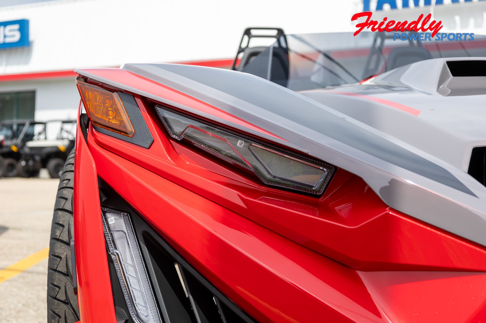 2026 SLINGSHOT R AUTODRIVE - RADIANT GRAY W INDY RED