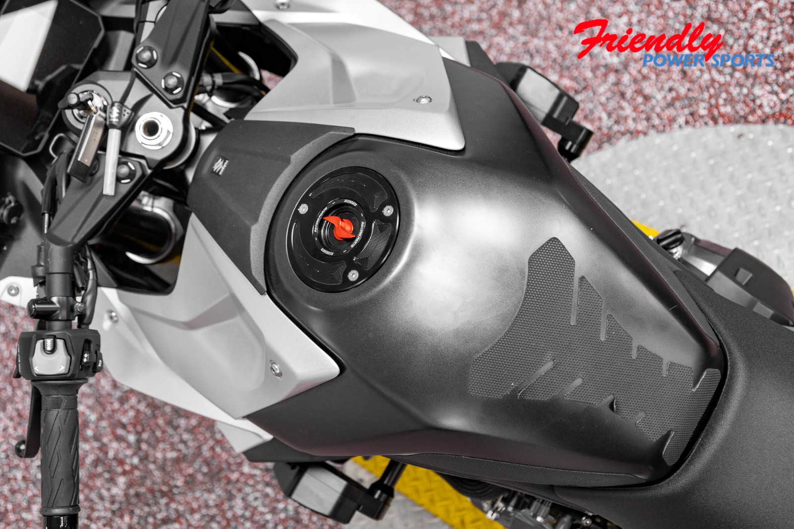 2024 SUZUKI GSX-8R