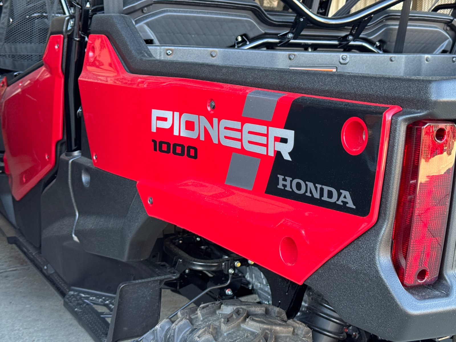 2025 HONDA Pioneer 1000-6 Crew Deluxe