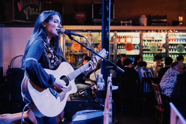 performer on stage at Puckett's Restaurant in Franklin, Tennessee