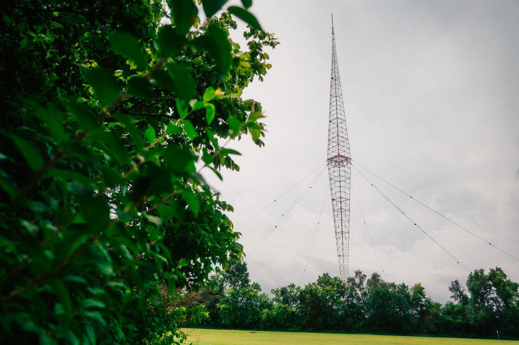 Discover the Surprisingly Unique Music History of Franklin, Tennessee A tall, thin radio transmission tower stands in a field under a cloudy sky in Williamson County, Tennessee.