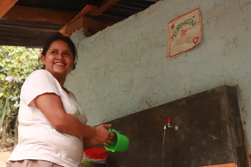 Ruth utilizando agua potable