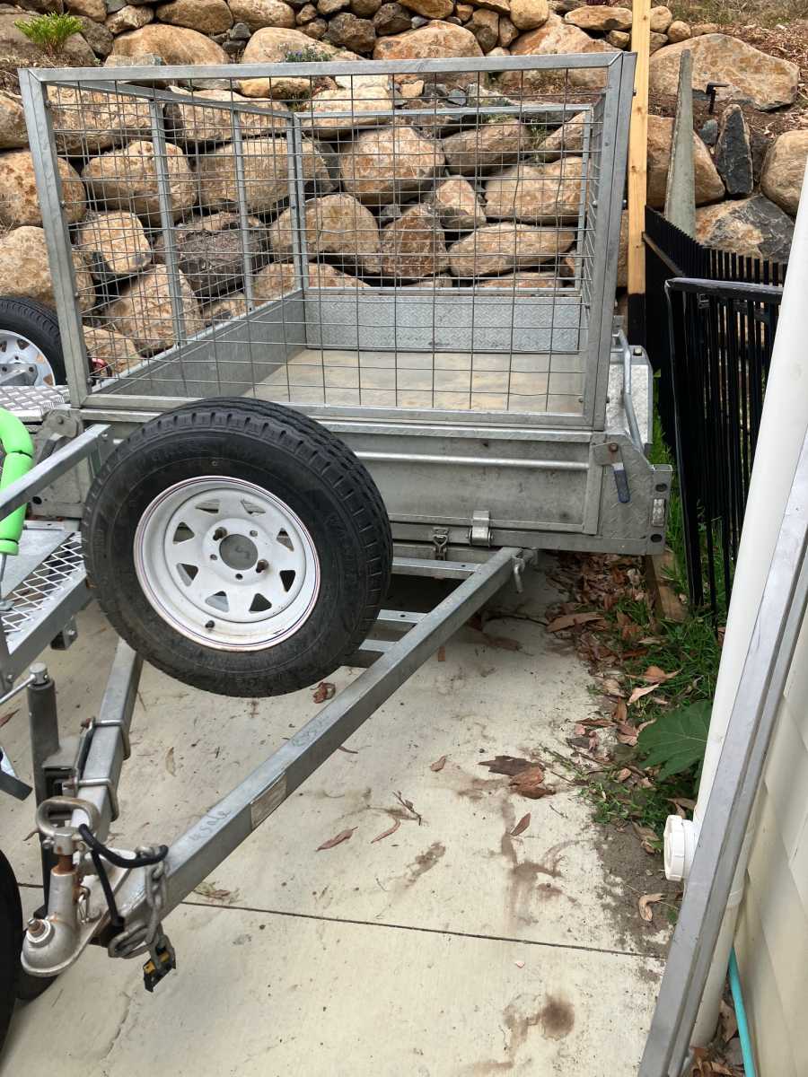 7x4 box trailer with 900mm cage