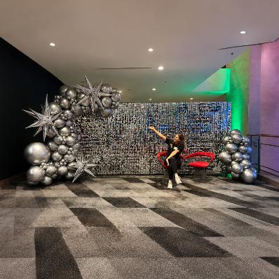 XL Shimmer Wall & Balloon Garland
