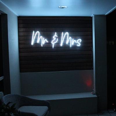 Mr & Mrs Neon Sign thumbnail 2