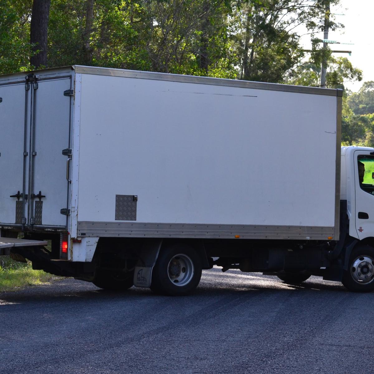 BOX TRUCK / MOVING TRUCK HIRE thumbnail 3