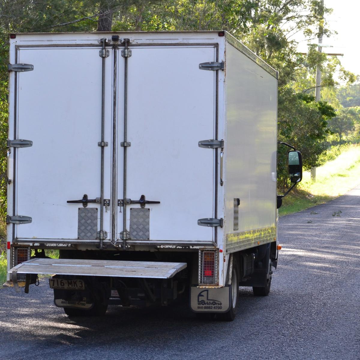 BOX TRUCK / MOVING TRUCK HIRE thumbnail 2