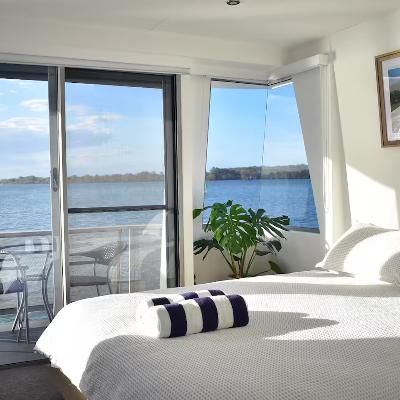 Luxury houseboat thumbnail 2