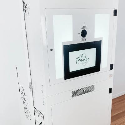 White Kiosk Booth thumbnail 2