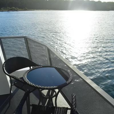 Luxury houseboat thumbnail 4