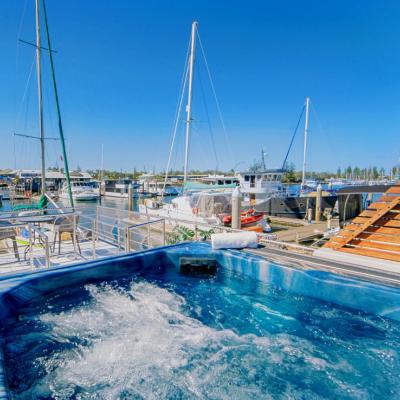 Luxury Houseboat (Weekend hire - no holidays) thumbnail 3