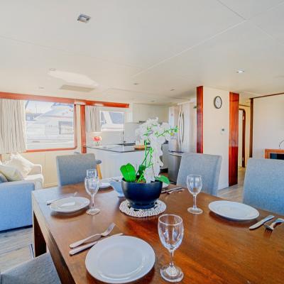 Luxury Houseboat (Weekend hire - no holidays) thumbnail 6