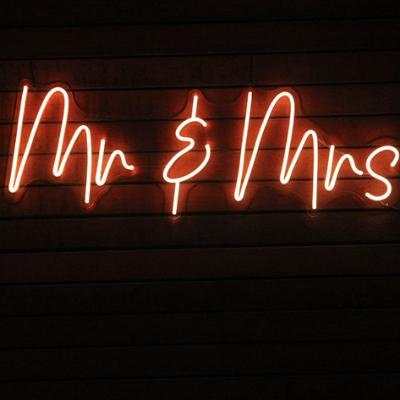 Mr & Mrs Neon Sign thumbnail 3