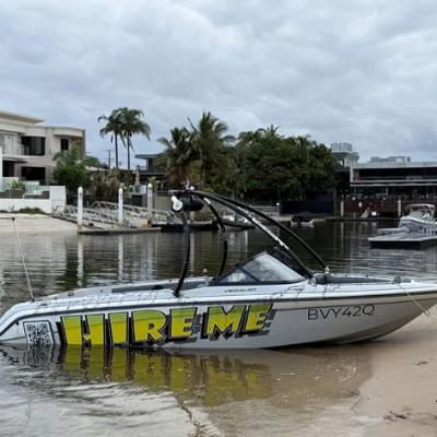 Wakeboard boat