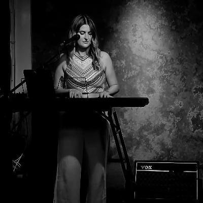 Female Singer / Keys Player thumbnail 2