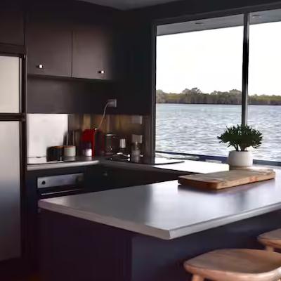 Luxury houseboat thumbnail 6