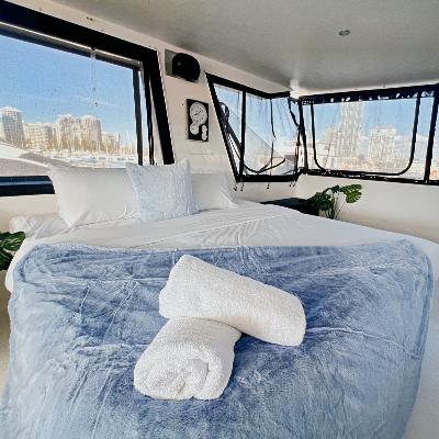 Luxury Houseboat (Weekend hire - no holidays) thumbnail 2