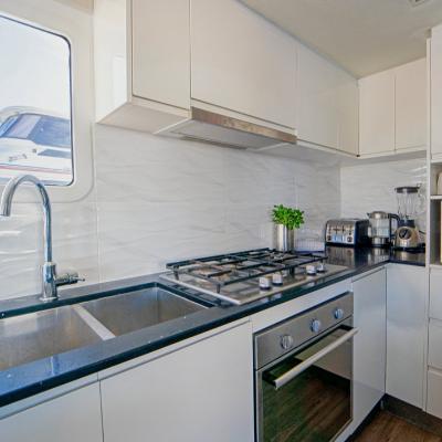 Luxury Houseboat (Weekend hire - no holidays) thumbnail 5