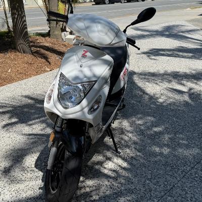 White 50cc Scooter thumbnail 2