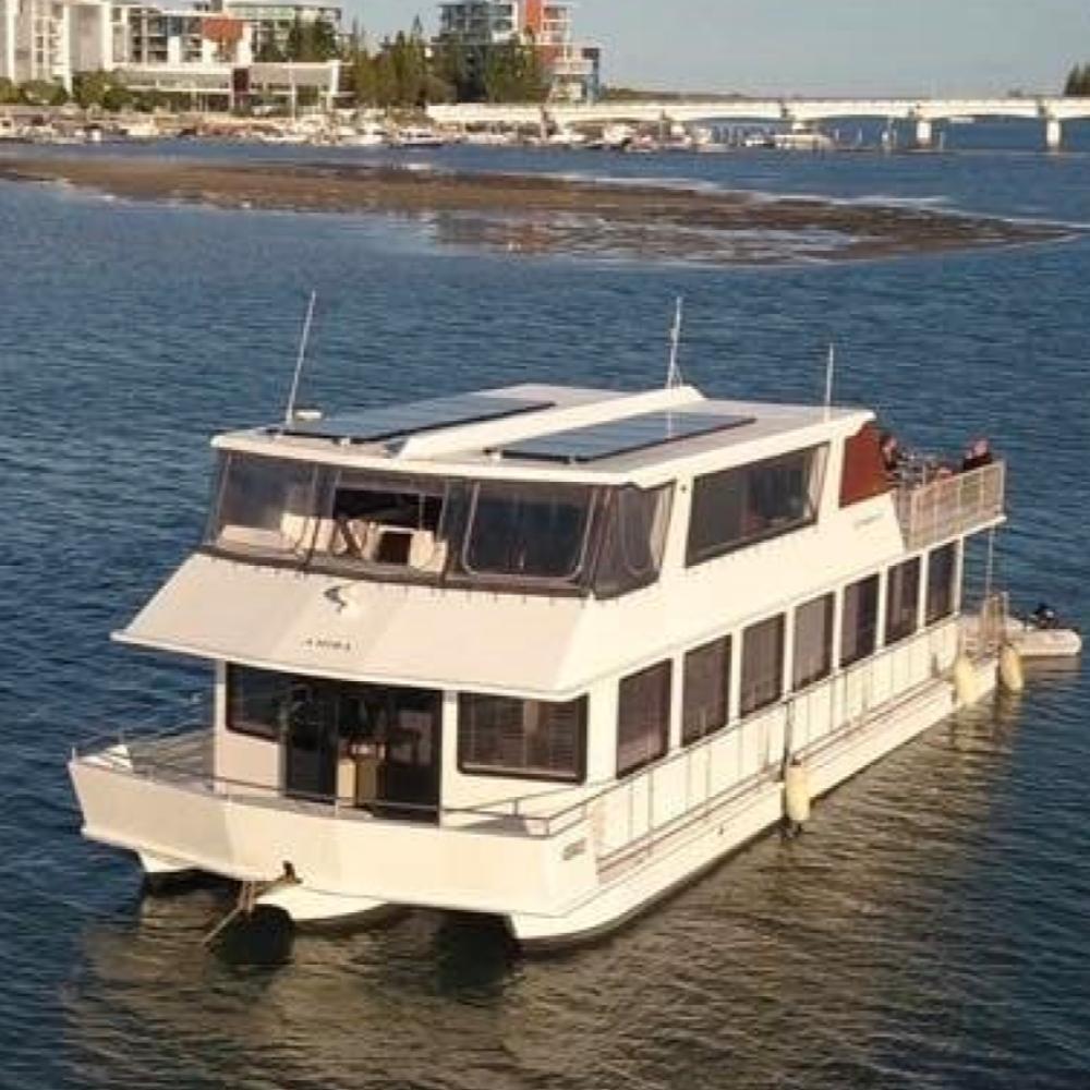 Luxury Houseboat (Weekend hire - no holidays)