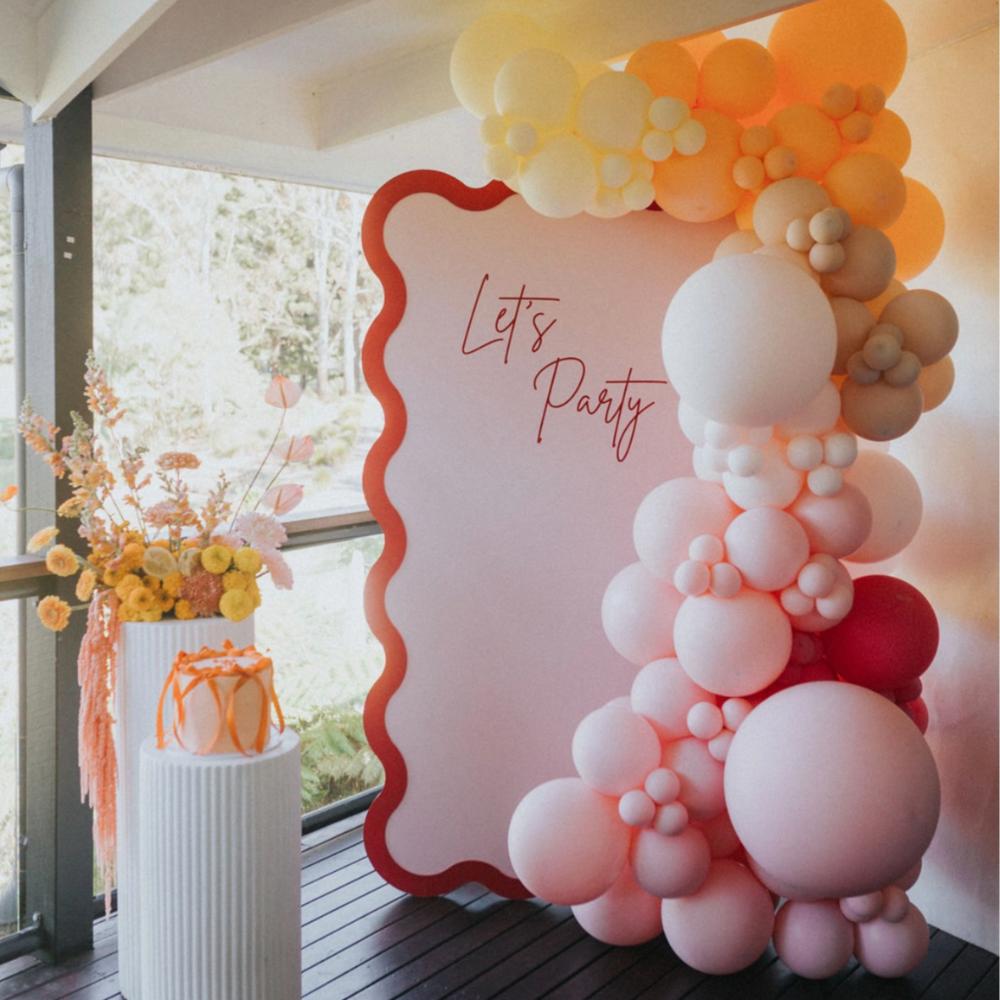 Single Wavy Backdrop and Balloons Package
