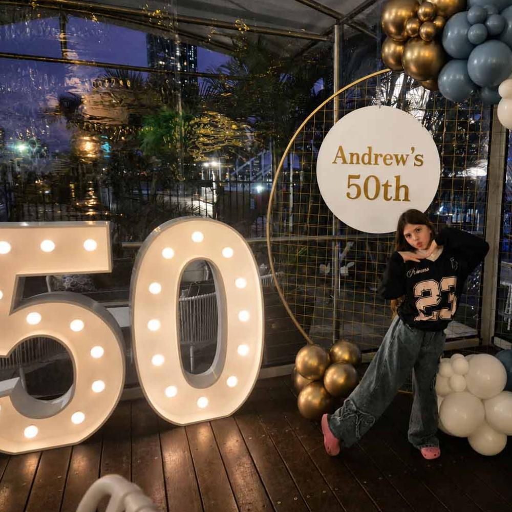 Gold Mesh Backdrop & Balloon Package